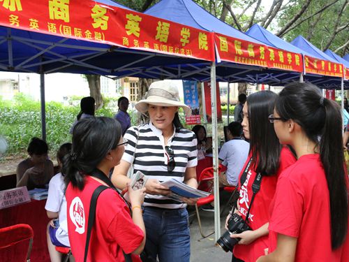 家长接收我们学生采访